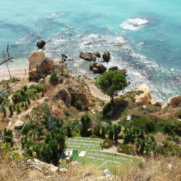 Felsen an der Küste am Meer