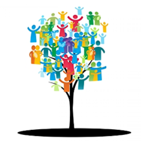 Verschiedene Bunte Figuren an einem Baum