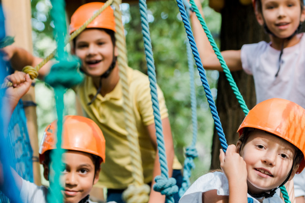 Kinder im Kletterpark