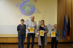 Übergabe der Kindermeilen-Urkunde durch Anke Egging vom Klimaschutzteam des Umweltamts (l.) an die Vertreterinnen und Vertreter der Brocker Schule, der Volkeningschule und der Fröbelschule beim 1. Schul-Klimagipfel. Aus Datenschutzgründen nicht abgebildet sind die Schülerinnen und Schüler der Eichendorffschule und der Plaßschule. 