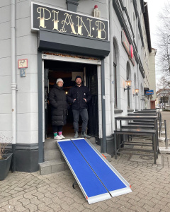 Eine Rampe vor dem Eingang