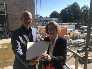 Ministerin Ina Scharrenbach übergibt Förderbescheide an den Ersten Beigeordneten Ingo Nürnberger.