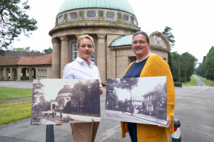 Katrin Janinhoff (links) und Silke Kroll vom Bielefelder Umweltbetrieb rufen dazu auf, alte Fotos vom Sennefriedhof zuzuschicken. 