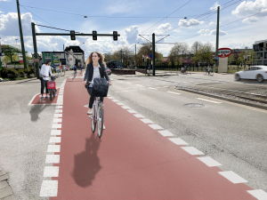 Visualisierung der Bikelane auf der Artur-Ladebeck-Straße auf Höhe der Kreuzung Quellenhofweg/Friedrich-List-Straße (Blickrichtung Brackwede).