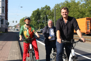 Hannelore Pfaff, Dirk Vahrson und Martin Adamski testen die neue Bikelane