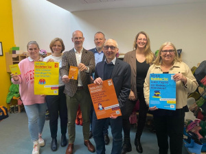 V.l. Laura Berenbrink, Auszubildende, Anja Klauschke, Maria-Stemme-Berufskolleg, Sozialdezernent Ingo Nürnberger, Markus Kiehne, Maria-Stemme-Berufskolleg, Ulrich Gödde, Falken Kita, Anika Köban,  Auszubildende, Birgit Hoffmann, Mädchenhaus Bielefeld 