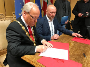 Die Solidaritätspartnerschaft zwischen Bielefeld und Cherkasy haben OB Clausen und BM Bondarenko unterzeichnet.